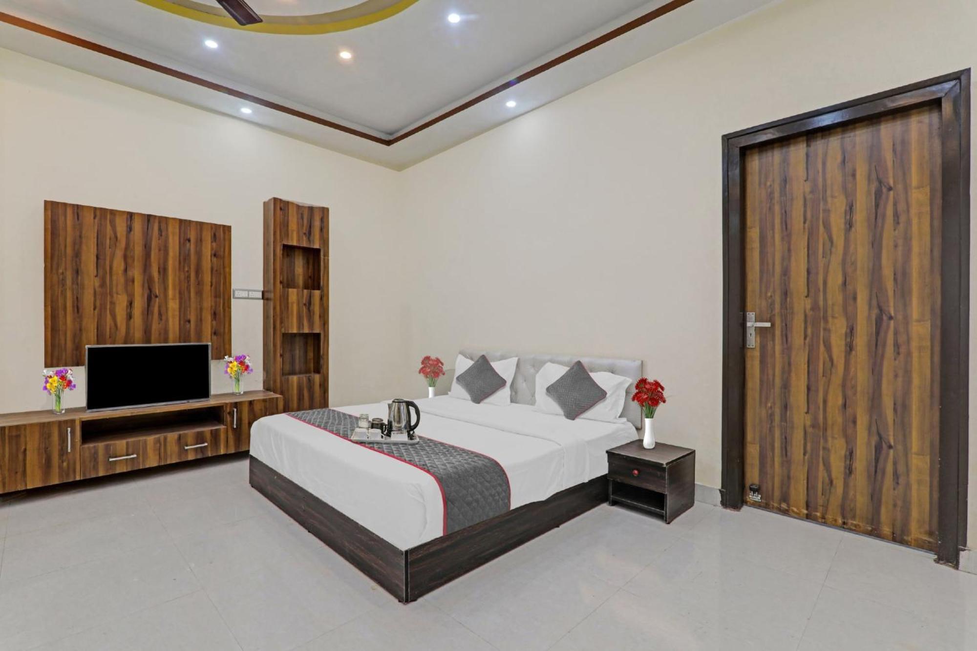 Townhouse Relax Inn Chinhat Esterno foto