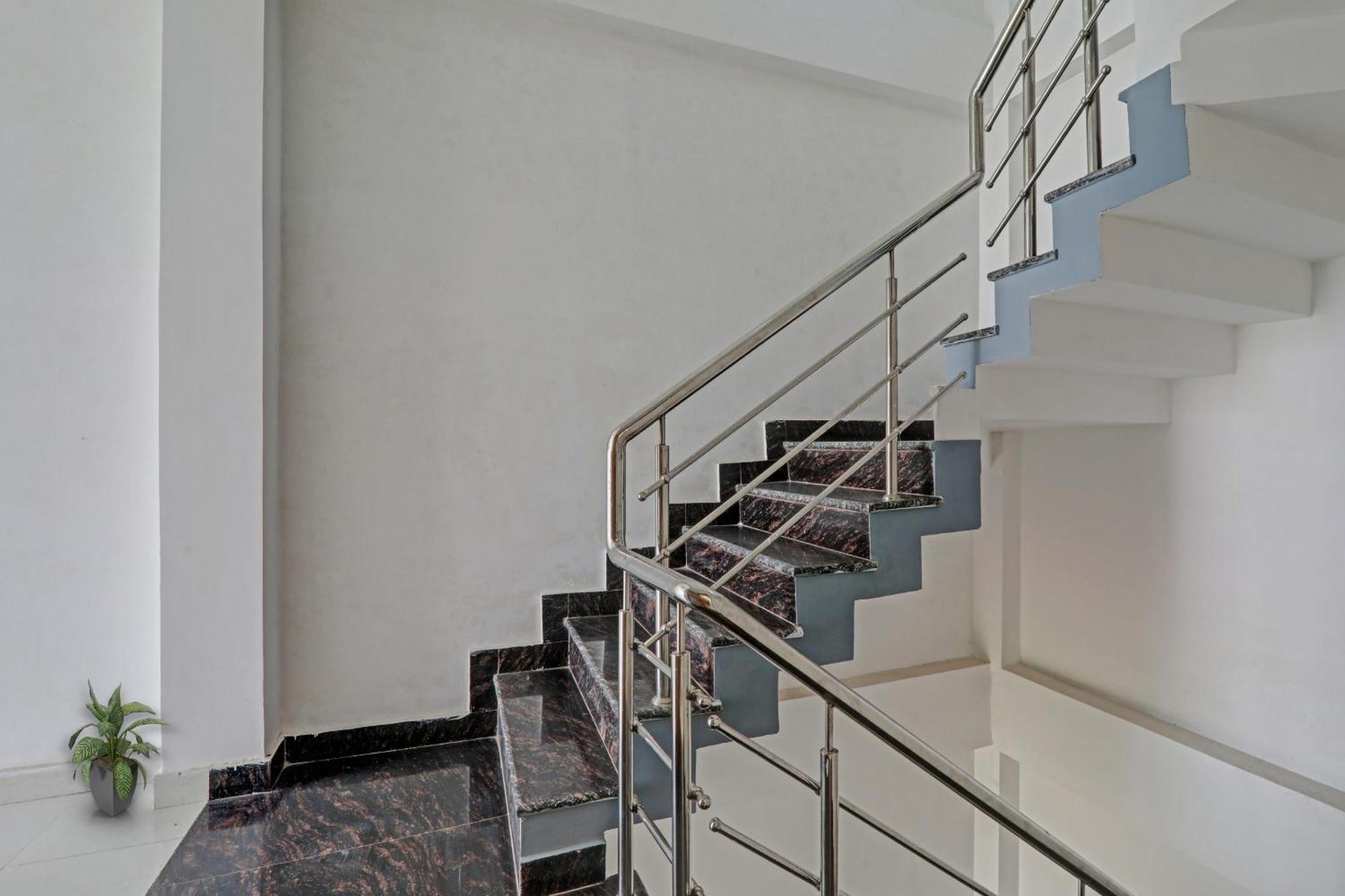 Townhouse Relax Inn Chinhat Esterno foto