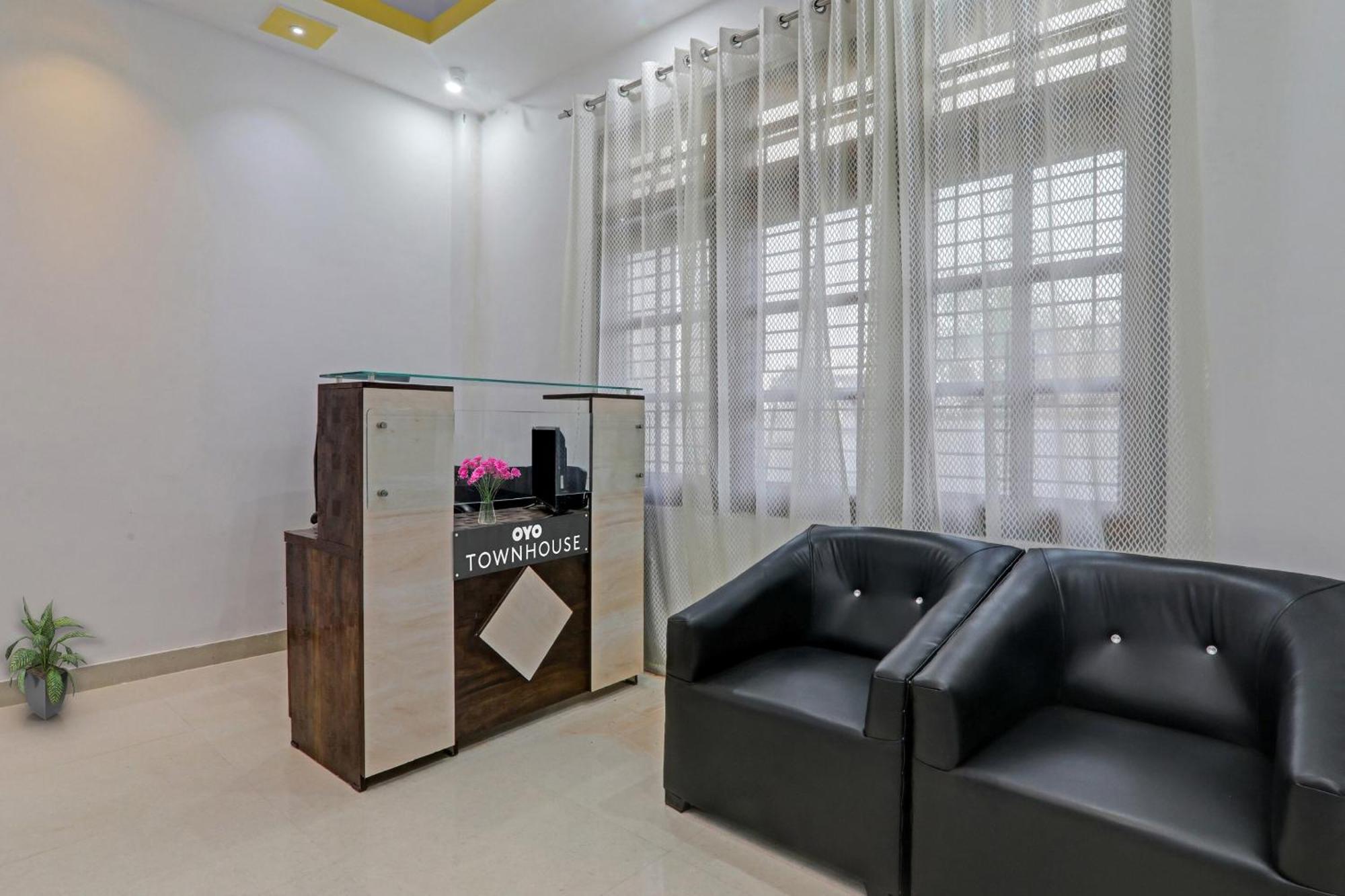 Townhouse Relax Inn Chinhat Esterno foto
