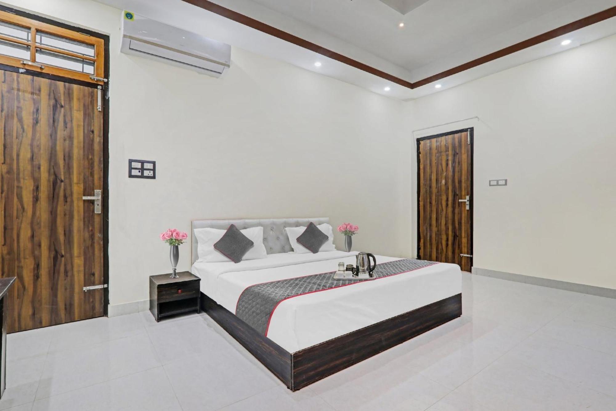 Townhouse Relax Inn Chinhat Esterno foto