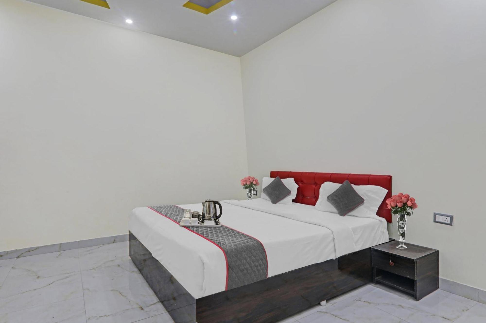 Townhouse Relax Inn Chinhat Esterno foto