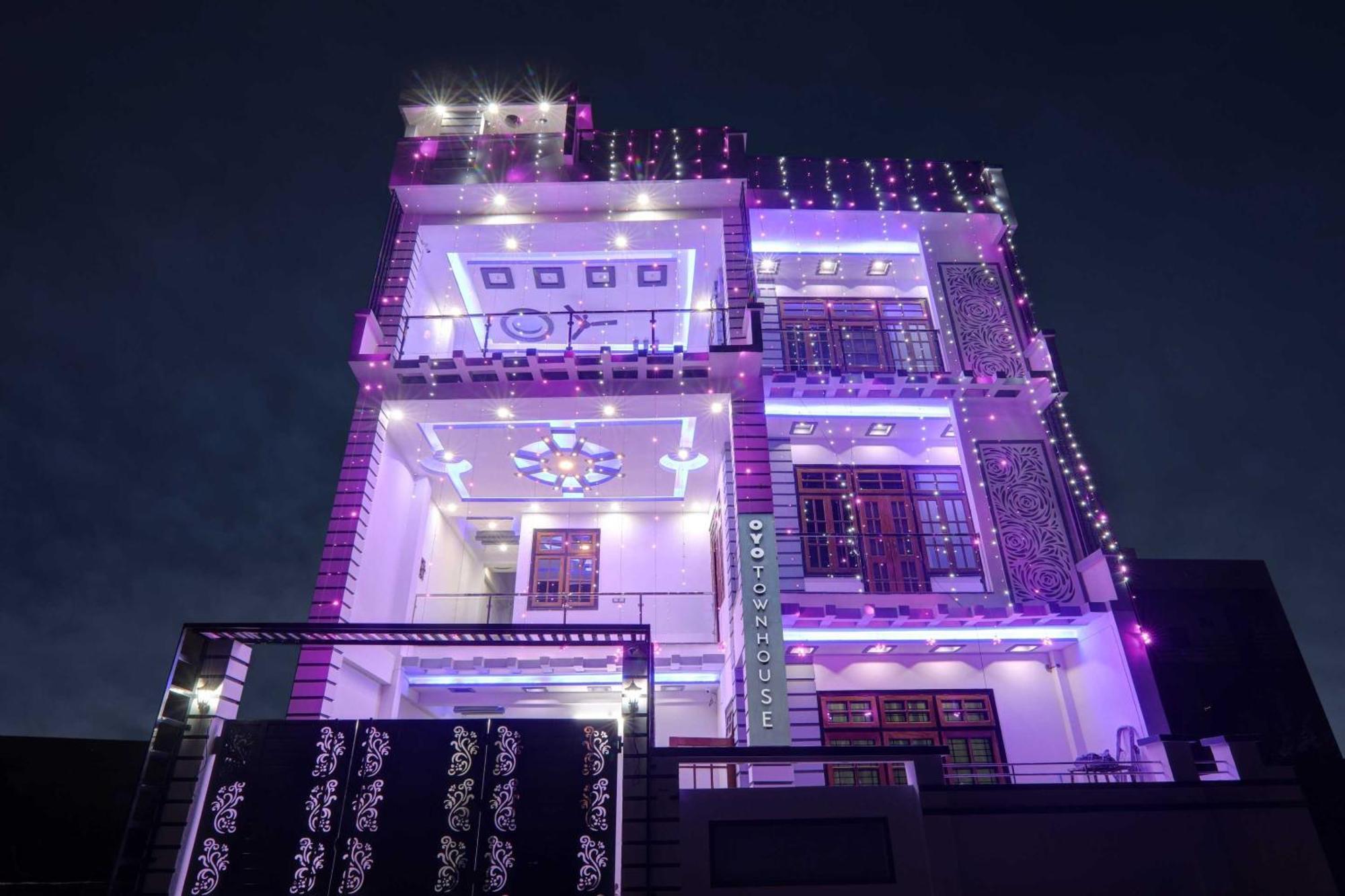 Townhouse Relax Inn Chinhat Esterno foto